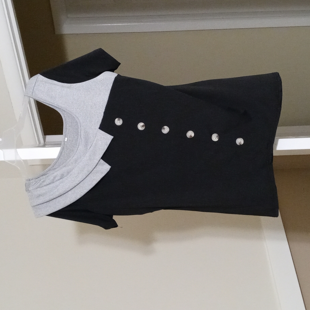 Woman's blouse - Picture 1 of 2
